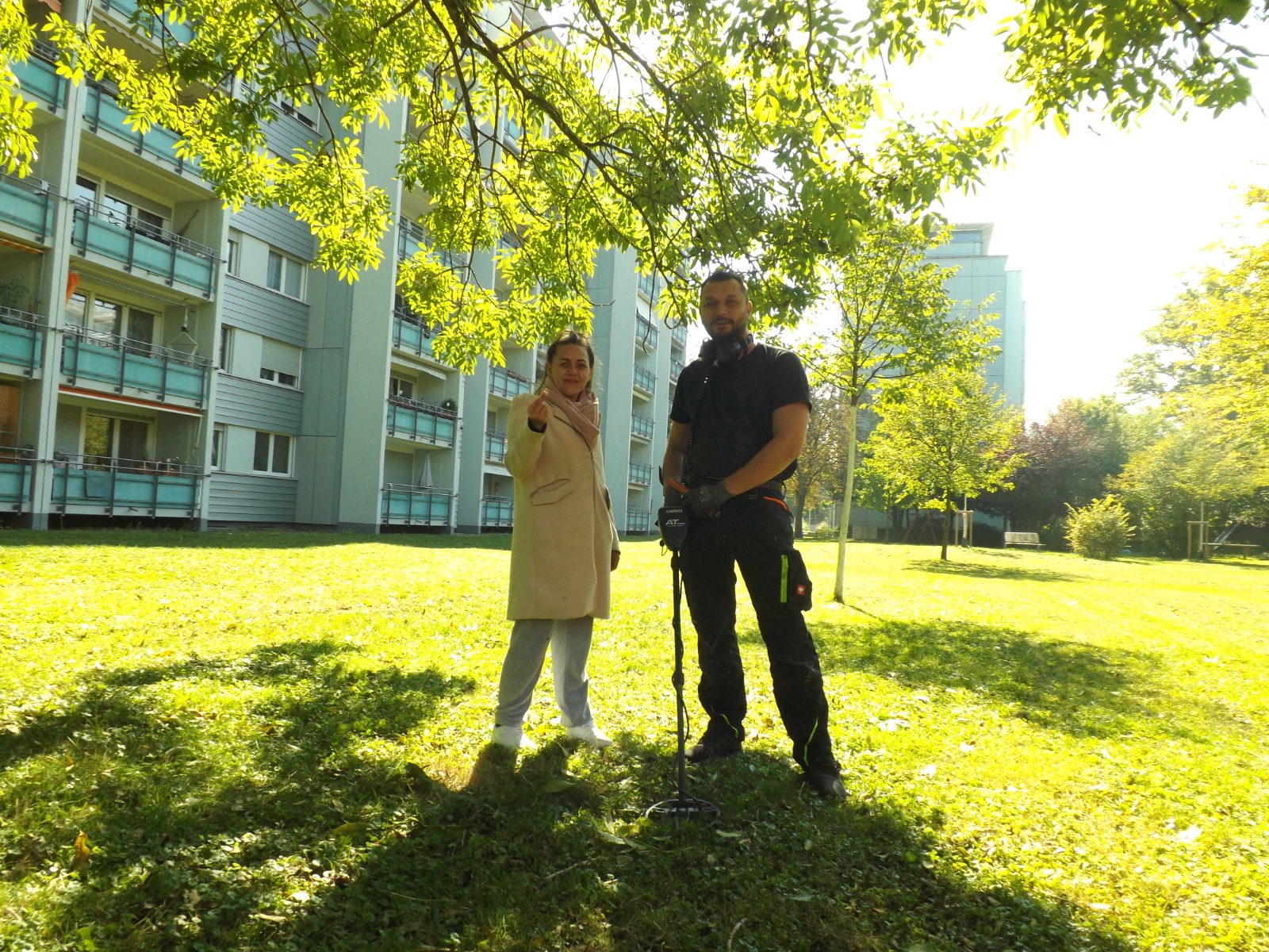 metalldetektorprofi  mit verlorenem  ring